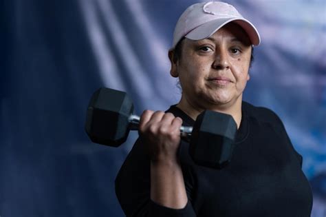 Premium Photo Middleaged Latina Woman Exercising With Dumbbells