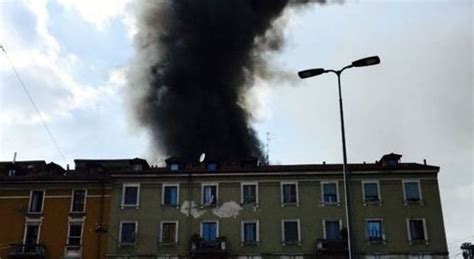 Pauroso Incendio In Viale Monza Colonna Di Fumo Nero In Cielo Brucia