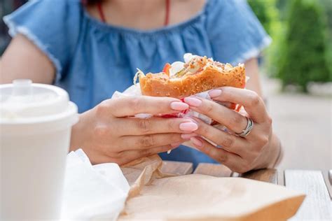 Primer Plano De Manos De Mujer Sosteniendo Mujer Hamburguesa Comiendo