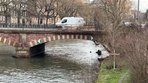 Strasbourg une voiture tombe dans l Ill deux corps repêchés