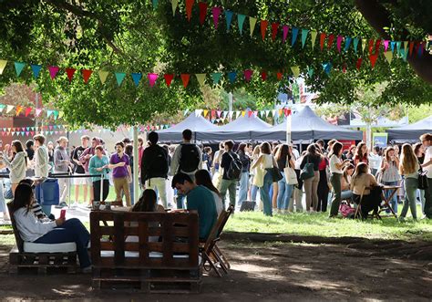 Students Of Els Tarongers Campus Enjoy The Benvinguda A La Universitat