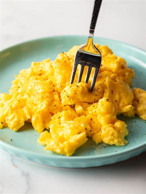 How to Scramble Eggs (Fluffy Scrambled Eggs) - A Spicy Perspective