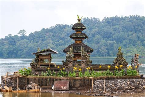 Pura Ulun Danu Bratan, Hindu Temple on Bratan Lake Landscape Stock ...