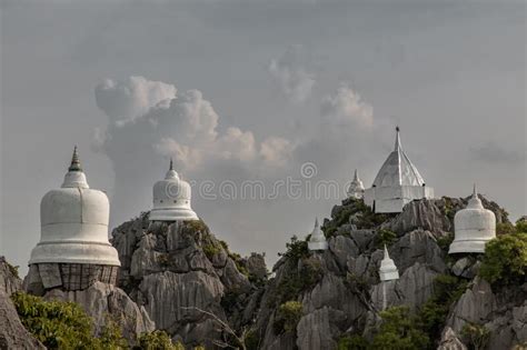 Pagoda En Las Nubes Del Acantilado Flotando En El Cielo Imagen De