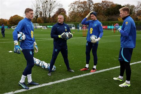 Is Arsenals Goalkeeping Situation Breaking Aaron Ramsdale Fourfourtwo