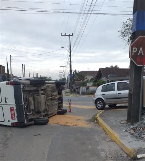 Carro capota após acidente em cruzamento no bairro Vila Nova em Joinville