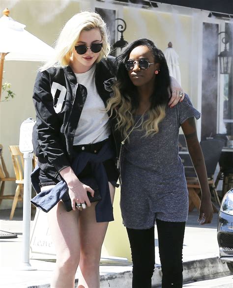 Photo Exclusif Ireland Baldwin Dans Les Rues De Sherman Oaks Avec