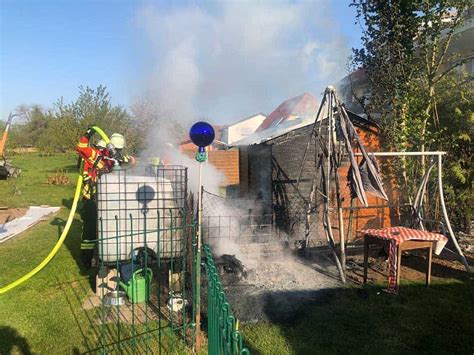 B2 DLK Brennende Gartenhütte Feuerwehr Teningen