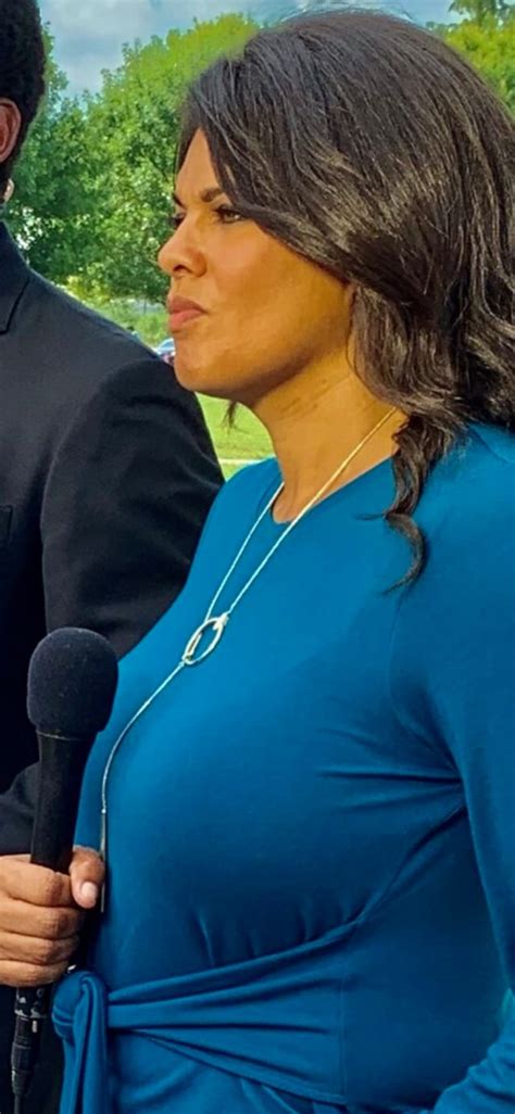 Hot Sexy Sara Sidner Bikini Pics