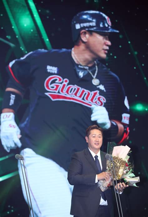 Kbo 골든글러브 눈물 흘린 이대호 최고령 수상으로 화려한 마무리