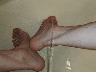 在自己的脚上撒尿 Pornhub Gay