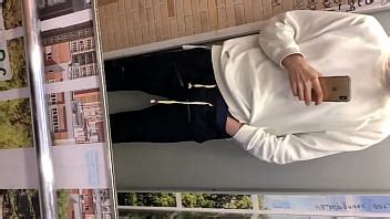 Atrapado en un ascensor para la masturbación pública mi primera vez en el ascensor XVIDEOS