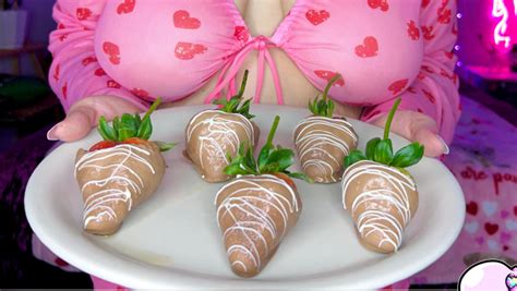 SugarSweetmeatBBW BBW Plans Romantic Valentines Day With Food And Pussy ManyVids