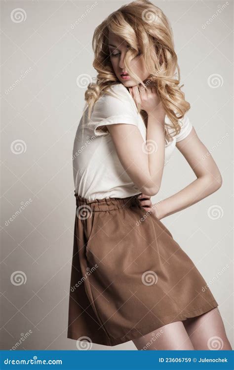 Stellende Blonde Vrouw Met Lang Krullend Haar Op Wit Stock Afbeelding Image Of Lichaam Kijk