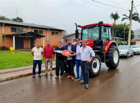 Munic Pio De Barra Do Guarita Adquire Novo Trator Para Agricultura Sa