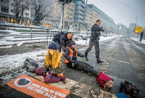 Letzte Generation In Leipzig Aktivisten Kleben Sich Vor Der Oper Fest