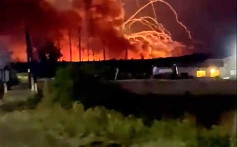 Un D P T De Munitions Russe En Feu Pr S De La Fronti Re Ukrainienne Un