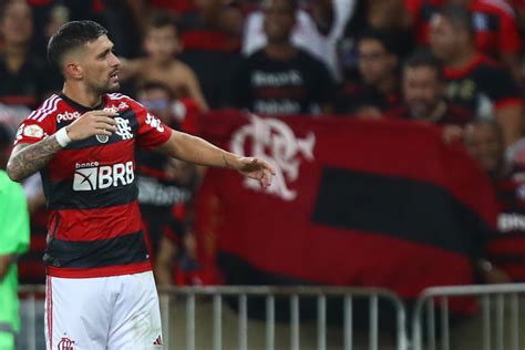 Flamengo Vence Bragantino E Entra Na Briga Pelo T Tulo Do Brasileiro