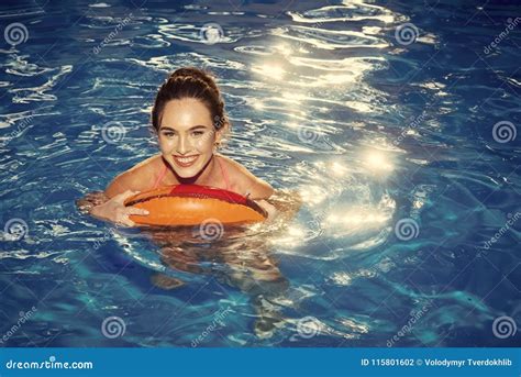 Vacances D été Apprécier La Femme De Bronzage Dans Le Bikini Sur Le Matelas Gonflable Dans La