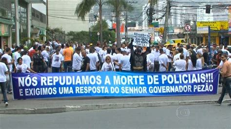 Parentes e amigos de PMs fazem protesto em Nova Iguaçu RJ1 G1