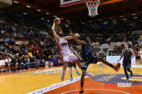 Basket Via Al Girone Giallo Unieuro Contro Cremona Le Foto