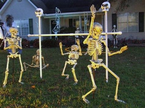 Over 19 Hilarious Skeleton Decorations For Your Yard on Halloween