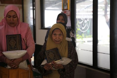 Distribusi Wakaf Al Quran Hasmi Peduli Ke Masjid Al Hikmah Sukabumi