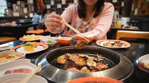 Comida yakiniku versión japonesa de barbacoa coreana carne cruda en un