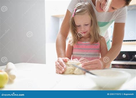 Maman Et Fille Font P Trir La P Te Ensemble Dans La Cuisine Photo Stock