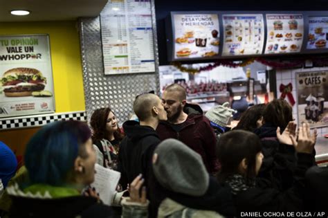 guerrillerosglobales Besada gay en un Burger King de Madrid que expulsó a dos homosexuales