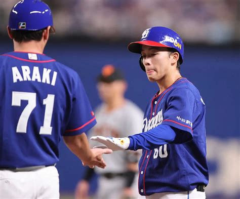 ＜中・巨＞5回、岡林は28試合連続安打を記録し、荒木コーチ（左）とタッチ（撮影・椎名 航） ― スポニチ Sponichi Annex 野球