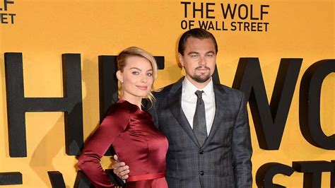 Un Par De Chupitos Margot Robbie Revel Osados Trucos Con Dicaprio