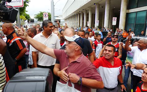 Protestos Marcam Chegada Do Fla Ao Rio Ap S Elimina O Goleada