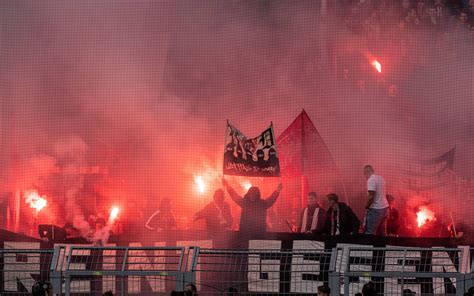 Fortuna D Sseldorf Fortuna Fans Z Nden Pyrotechnik In Dortmund