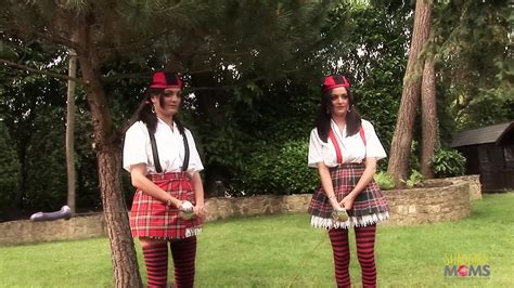 Milf Rubia Vestida Como Alicia En El Pa S De Las Maravillas Se Mete En Un Intenso Juego De Roles