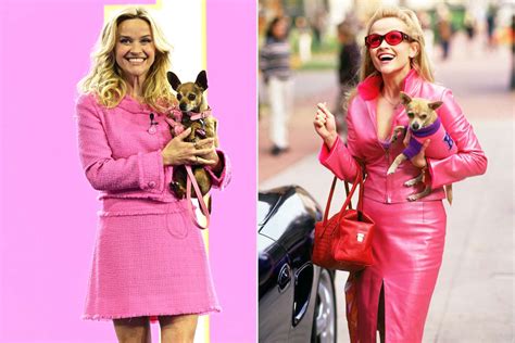 Reese Witherspoon Brings Back Legally Blonde S Elle Woods In All Pink Look