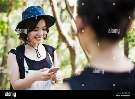 Femmes Au Soleil Et Souriantes Banque De Photographies Et Dimages