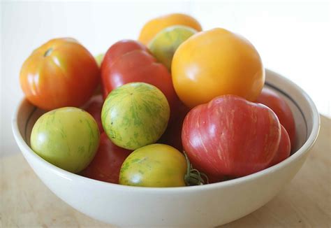 A Simple Guide to Tomato Varieties by Color