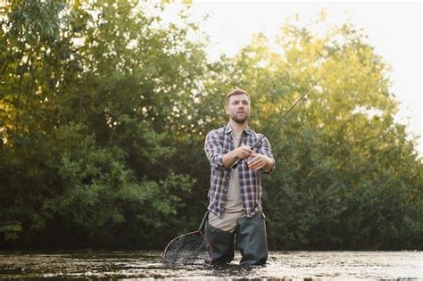 El Pescador Coge Una Trucha En El R O En Verano Foto Premium