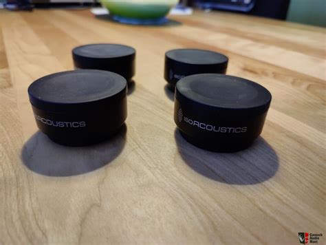 Isoacoustics Iso Puck Photo Canuck Audio Mart