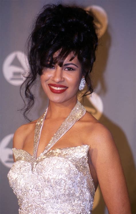 Caras Selena Quintanilla a história da jovem cantora de carreira