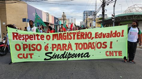 Greve Nacional da Educação professores realizam marcha em Aracaju