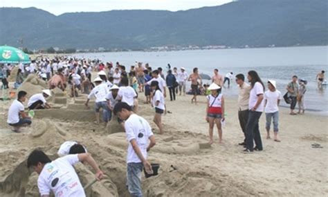 Đà Nẵng Tranh luận về quy định mặc bikini khi tắm biển