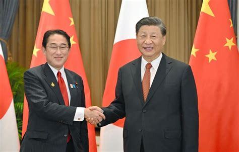 日中首脳会談 会談の冒頭で握手する岸田文雄首相（：中国・習近平氏 写真特集：時事ドットコム