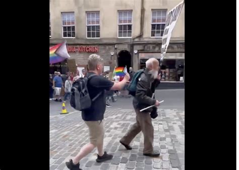 Un Padre Se Hace Viral Al Colgar Una Bandera Lgtb En La Mochila De Un Activista Anti Gay Oveja