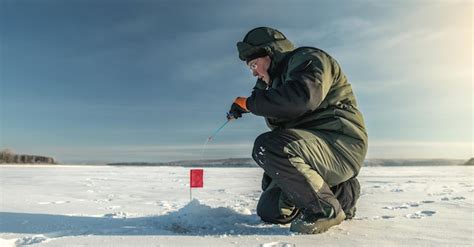 Pescador Est Pescando En Un Agujero En Un Gran Lago Congelado En Un