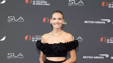 Amandine Petit Plus S Duisante Que Jamais Elle Prend La Pose En Bikini Et Affiche Sa