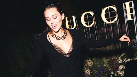 Miley Cyrus pose en lingerie sexy pour un événement avec Gucci