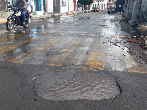 Fuerte Fuga De Agua Potable En Calle Gregorio Torres