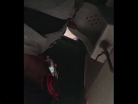 jalandosela en el baño de la escuela XVIDEOS